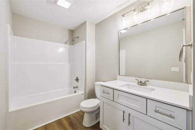 2311 N 8th Avenue E, Newton, IA 50208