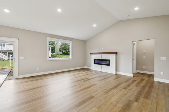 2311 N 8th Avenue E, Newton, IA 50208