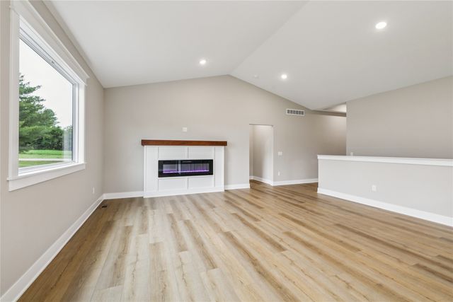 2311 N 8th Avenue E, Newton, IA 50208