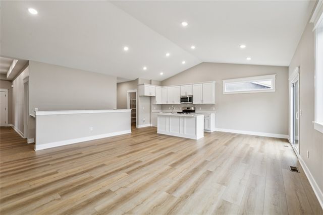 2311 N 8th Avenue E, Newton, IA 50208