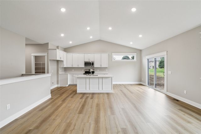 2311 N 8th Avenue E, Newton, IA 50208