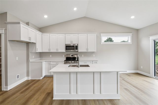 2311 N 8th Avenue E, Newton, IA 50208