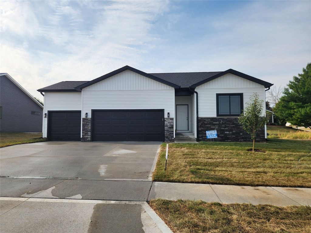 2311 N 8th Avenue E, Newton, IA 50208