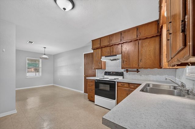 108 S Lakeview Drive, Lake Dallas, TX 75065