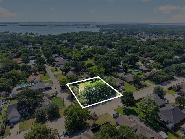108 S Lakeview Drive, Lake Dallas, TX 75065