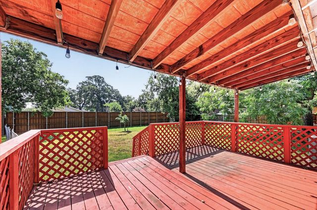 108 S Lakeview Drive, Lake Dallas, TX 75065