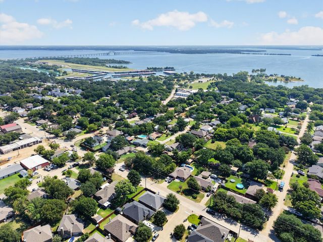 108 S Lakeview Drive, Lake Dallas, TX 75065