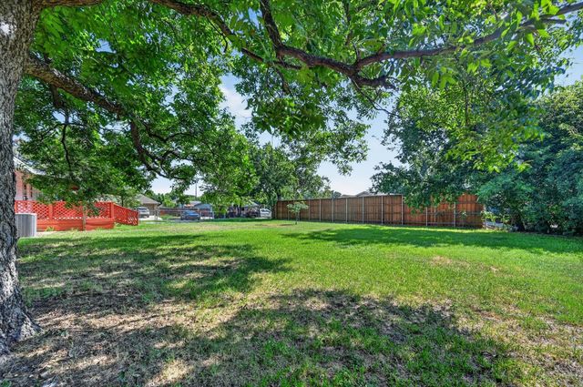 108 S Lakeview Drive, Lake Dallas, TX 75065