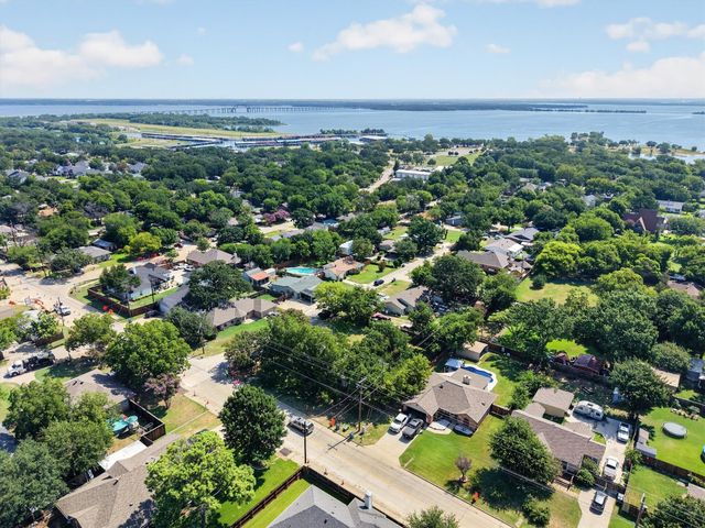 108 S Lakeview Drive, Lake Dallas, TX 75065
