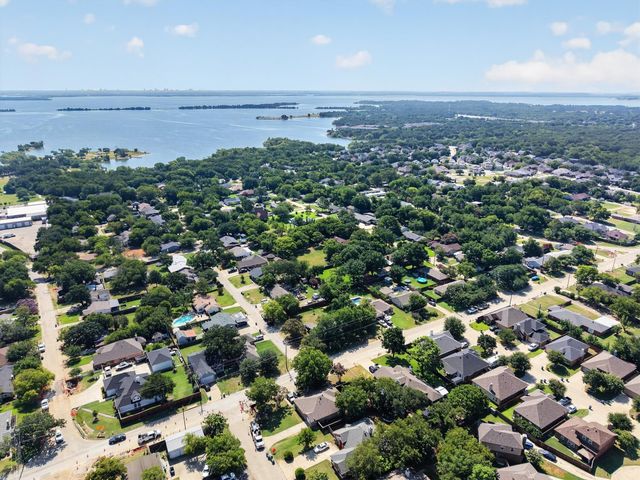 108 S Lakeview Drive, Lake Dallas, TX 75065