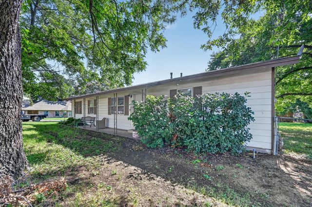 108 S Lakeview Drive, Lake Dallas, TX 75065