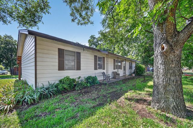 108 S Lakeview Drive, Lake Dallas, TX 75065