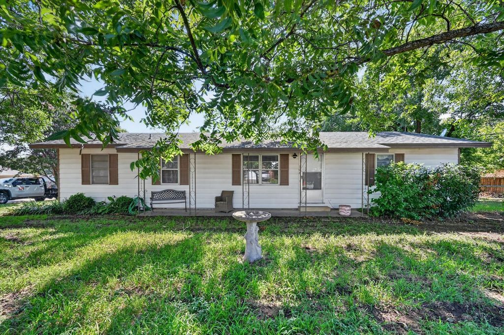 108 S Lakeview Drive, Lake Dallas, TX 75065