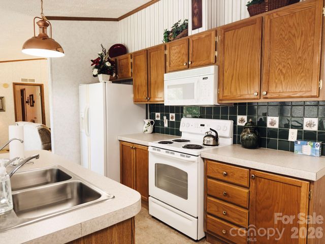 2391 Hickory Knoll Road, Franklin, NC 28734
