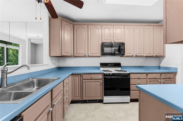 34 Spring Hollow, Old Tappan, NJ 07675