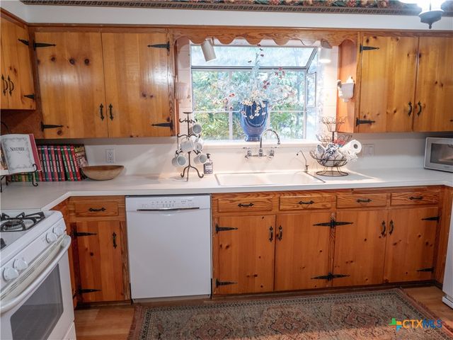 2101 E Mistletoe Avenue, Victoria, TX 77901