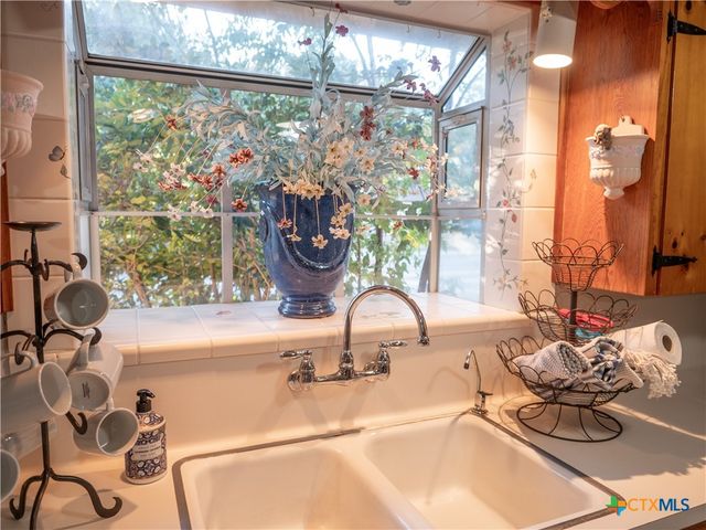 2101 E Mistletoe Avenue, Victoria, TX 77901