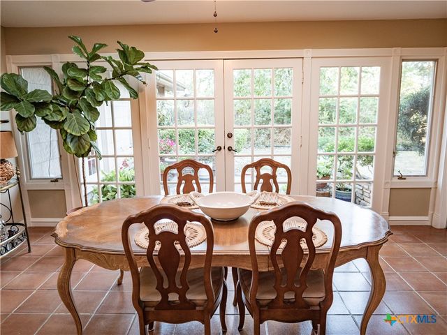 2101 E Mistletoe Avenue, Victoria, TX 77901