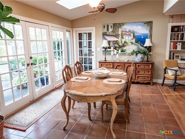 2101 E Mistletoe Avenue, Victoria, TX 77901