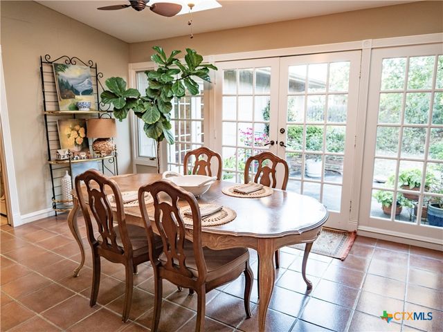 2101 E Mistletoe Avenue, Victoria, TX 77901