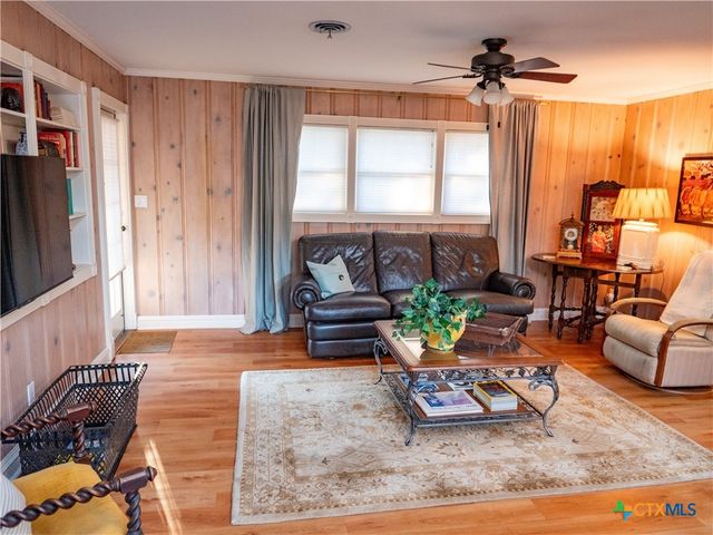 2101 E Mistletoe Avenue, Victoria, TX 77901