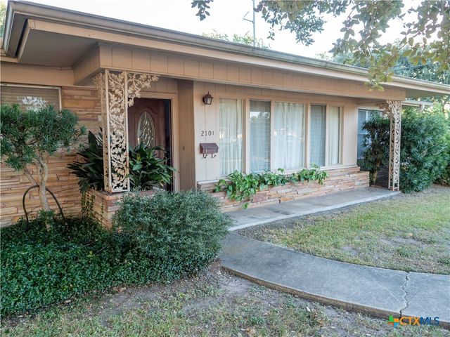 2101 E Mistletoe Avenue, Victoria, TX 77901
