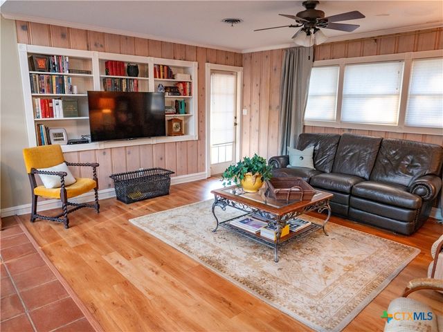 2101 E Mistletoe Avenue, Victoria, TX 77901