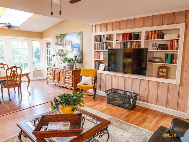 2101 E Mistletoe Avenue, Victoria, TX 77901