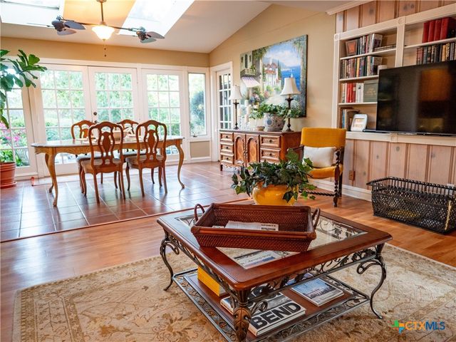 2101 E Mistletoe Avenue, Victoria, TX 77901