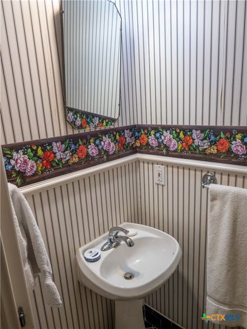 2101 E Mistletoe Avenue, Victoria, TX 77901