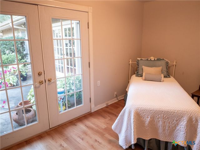 2101 E Mistletoe Avenue, Victoria, TX 77901