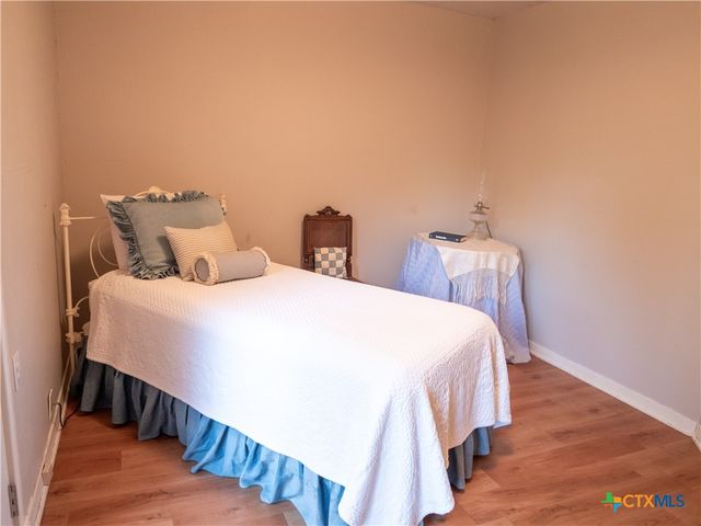 2101 E Mistletoe Avenue, Victoria, TX 77901