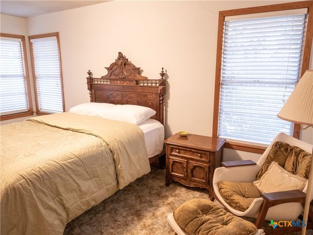 2101 E Mistletoe Avenue, Victoria, TX 77901