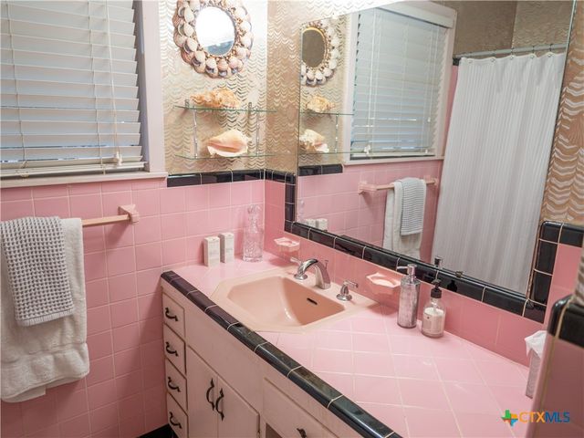 2101 E Mistletoe Avenue, Victoria, TX 77901