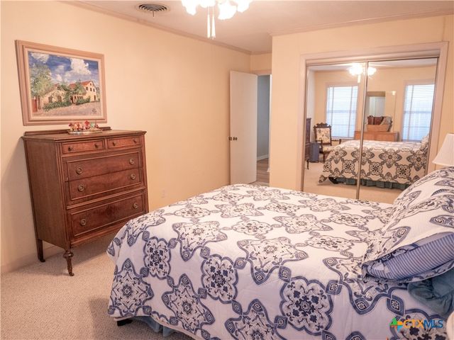 2101 E Mistletoe Avenue, Victoria, TX 77901