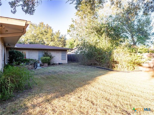 2101 E Mistletoe Avenue, Victoria, TX 77901