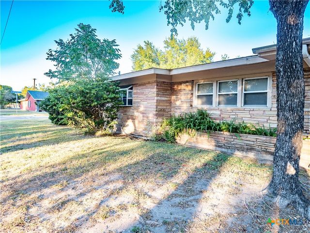 2101 E Mistletoe Avenue, Victoria, TX 77901