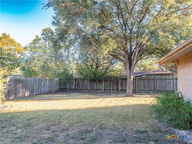 2101 E Mistletoe Avenue, Victoria, TX 77901