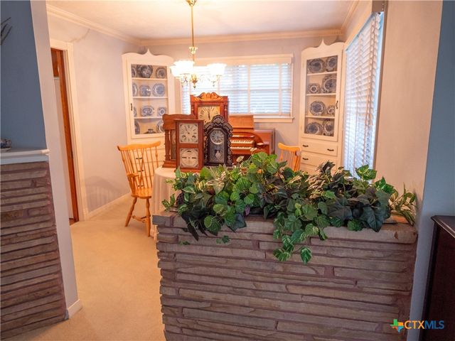 2101 E Mistletoe Avenue, Victoria, TX 77901