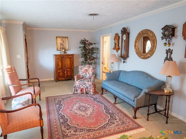 2101 E Mistletoe Avenue, Victoria, TX 77901