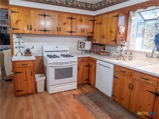 2101 E Mistletoe Avenue, Victoria, TX 77901