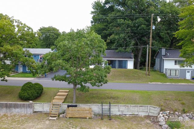 16510 Bass Lake Avenue NE, Gowen, MI 49326