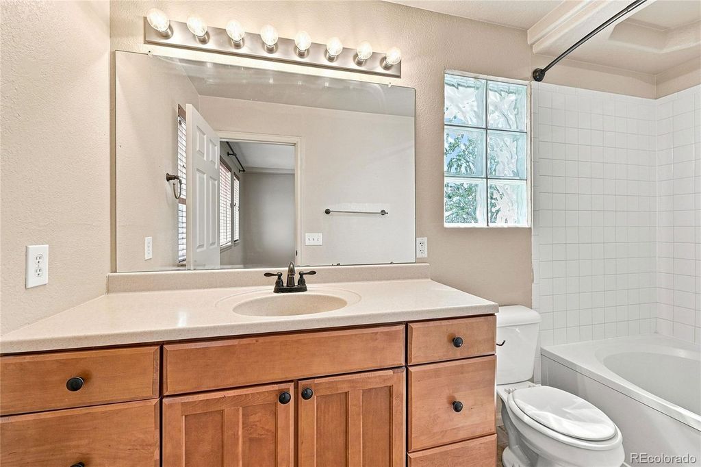 Image 12 of property listing at 1371 Laurenwood Way, Highlands Ranch, CO 80129