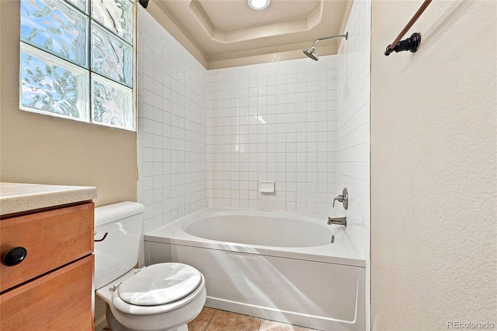 Image 13 of property listing at 1371 Laurenwood Way, Highlands Ranch, CO 80129