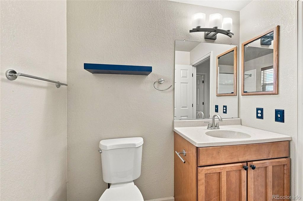 Image 16 of property listing at 1371 Laurenwood Way, Highlands Ranch, CO 80129