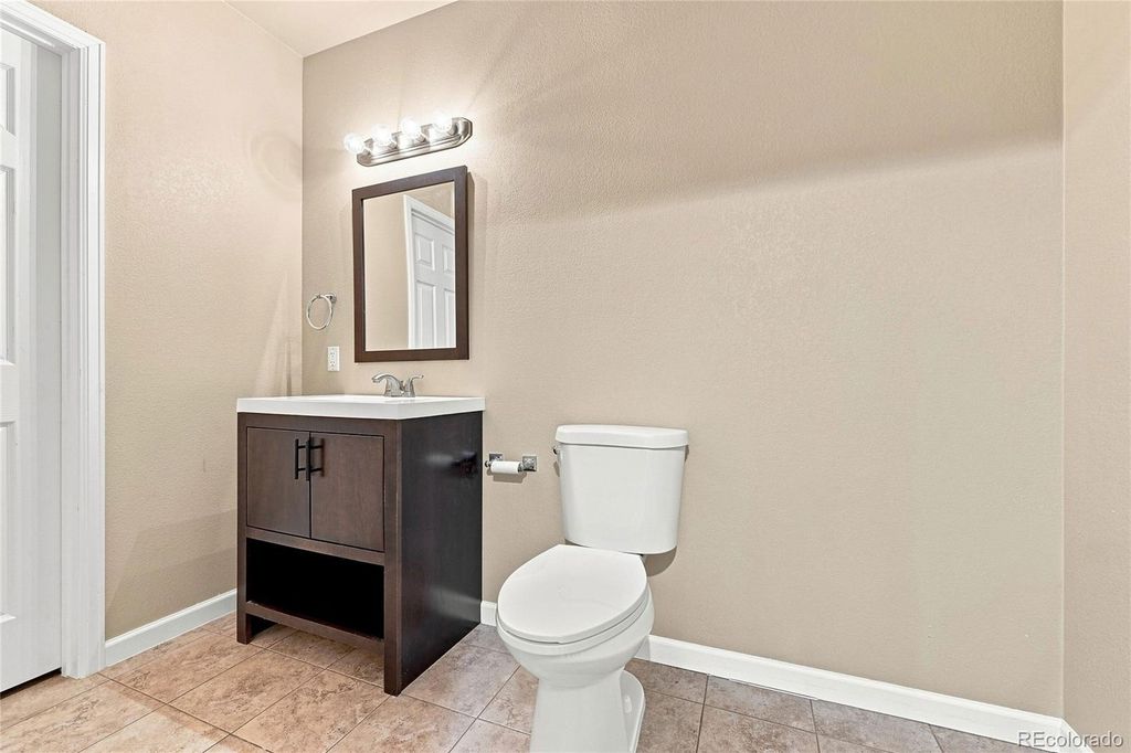 Image 22 of property listing at 1371 Laurenwood Way, Highlands Ranch, CO 80129