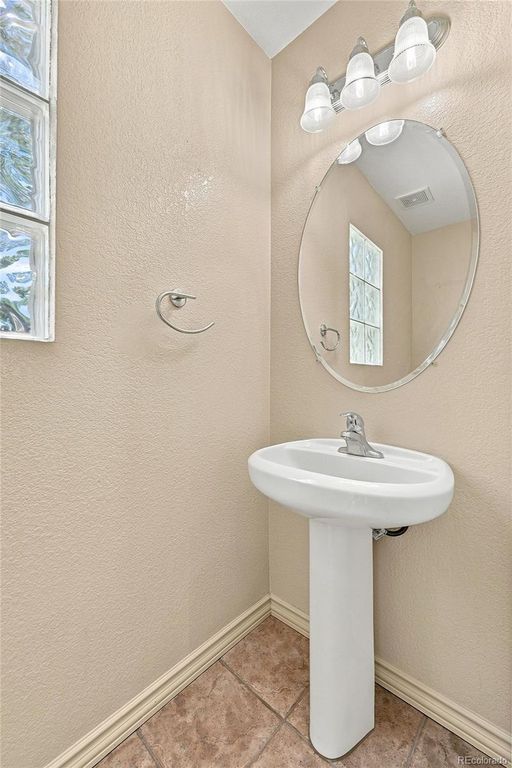 Image 24 of property listing at 1371 Laurenwood Way, Highlands Ranch, CO 80129