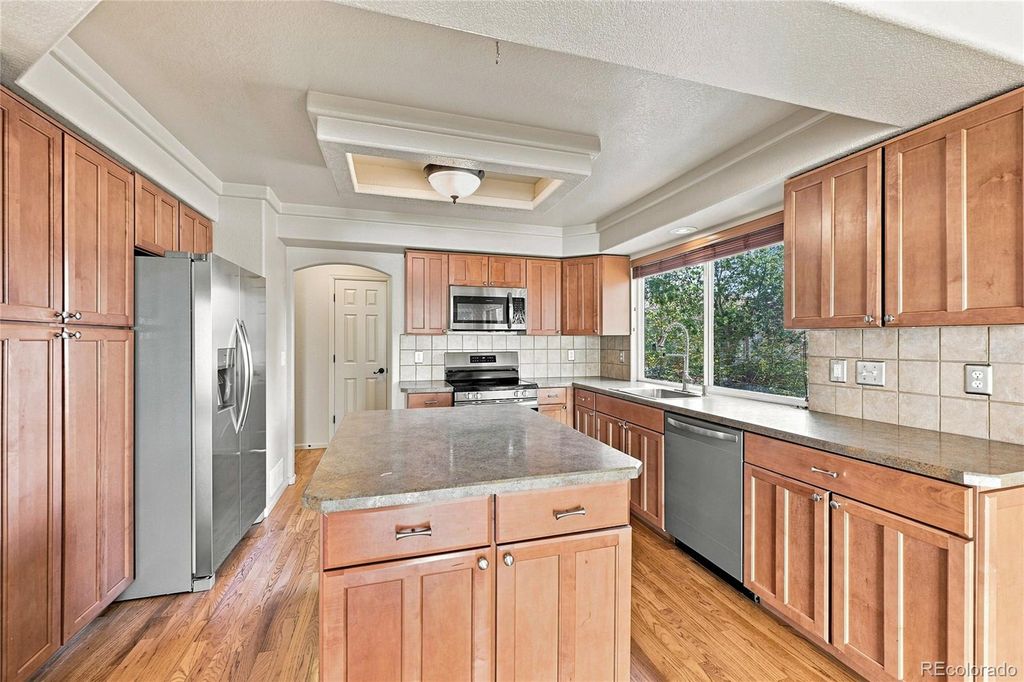 Image 5 of property listing at 1371 Laurenwood Way, Highlands Ranch, CO 80129