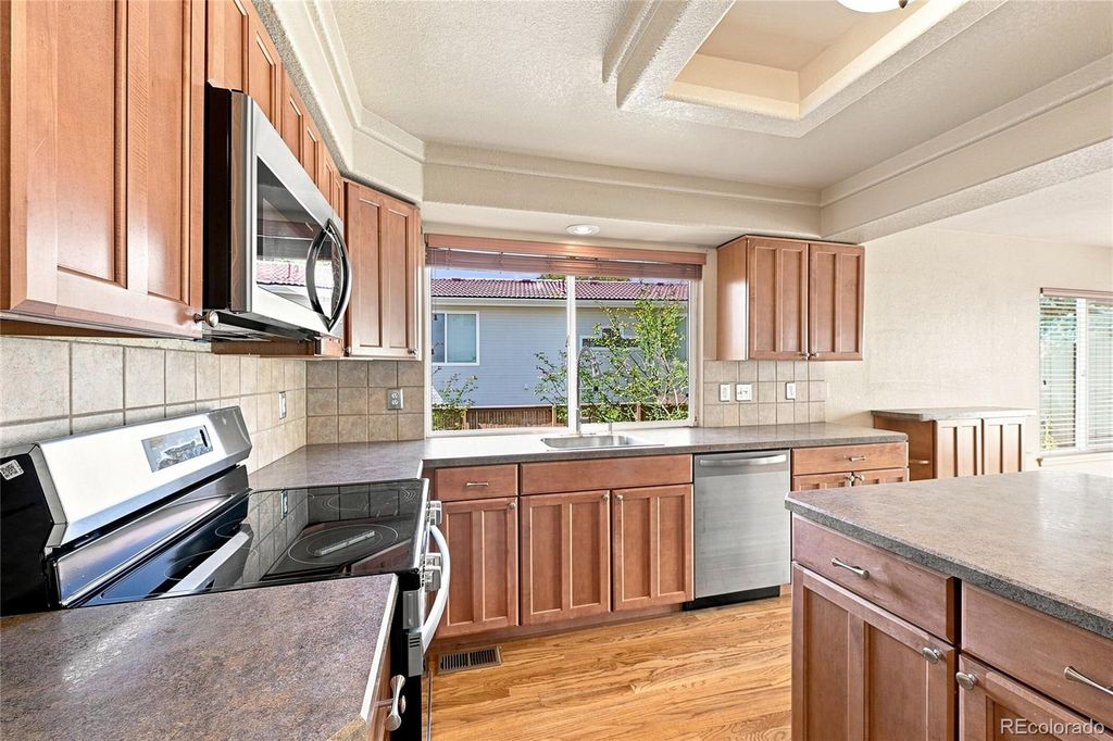 Image 6 of property listing at 1371 Laurenwood Way, Highlands Ranch, CO 80129