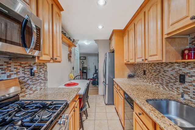 204 Edmunton Drive J1, North Babylon, NY 11703
